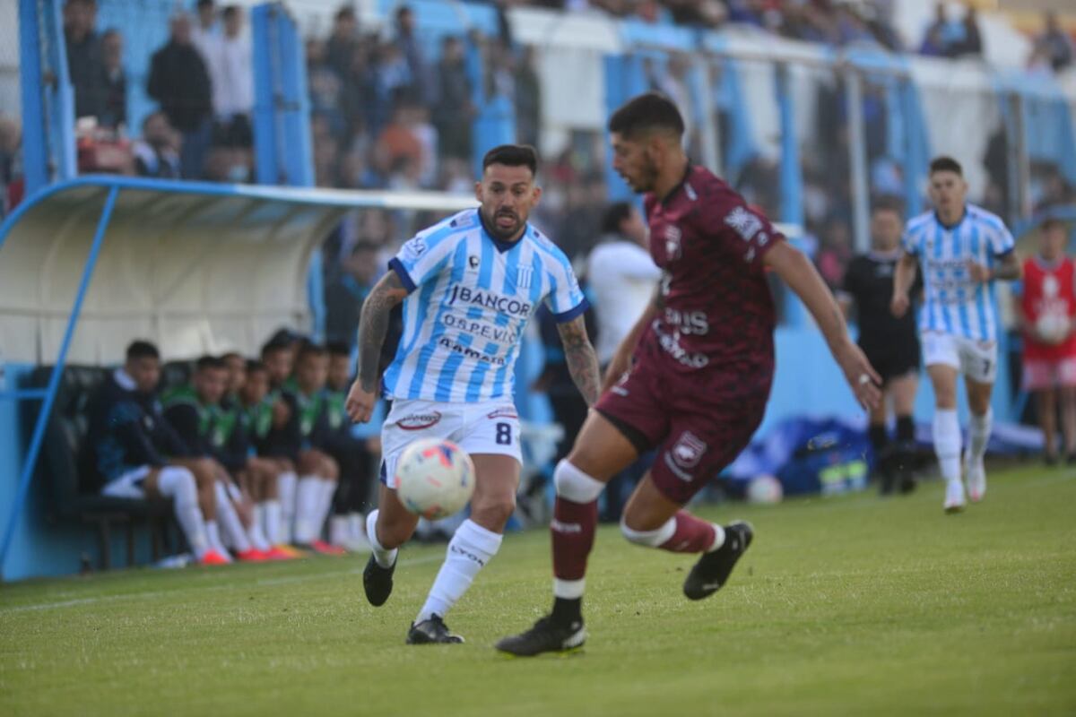 Racing en su partido ante Defensores de Villa Ramallo, por la fecha 12 del Federal A. (Javier Ferreyra  / La Voz).