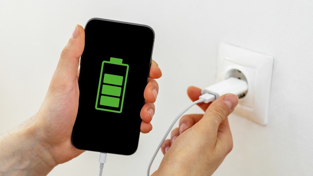 El error que acorta la vida de tu celular: por qué cargarlo de noche es más dañino de lo que parece