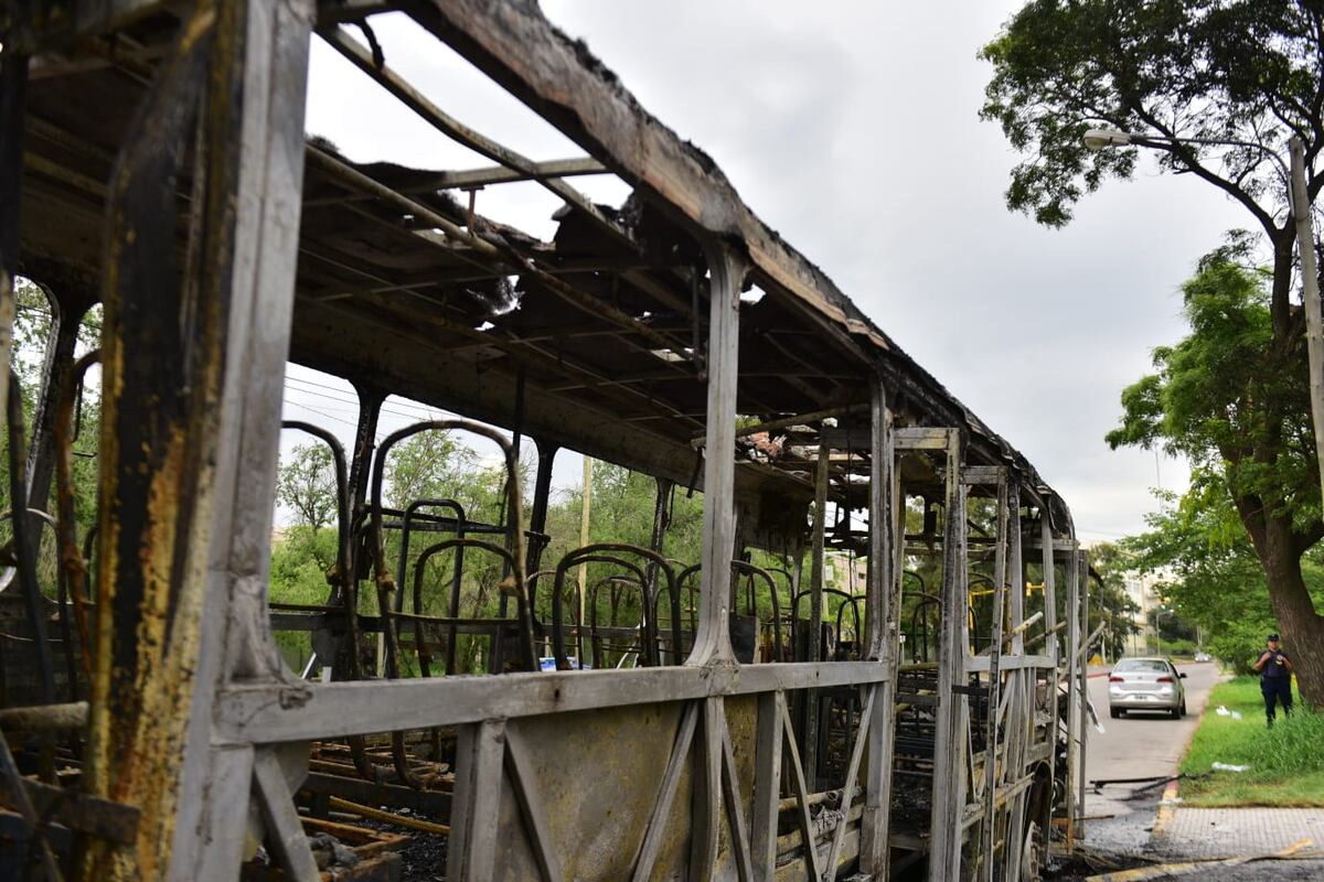 Incendio de un colectivo en Córdoba este sábado con pérdidas totales. (José Hernández/La Voz)