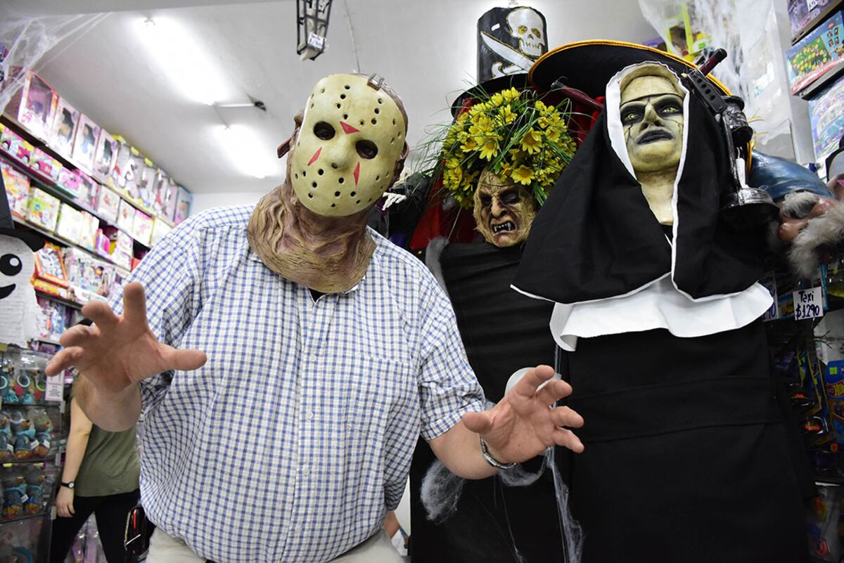 Halloween, preparativos para el dia de los muertos.Héctor Rossi se prueba una mascara en jugueteria Marilú 