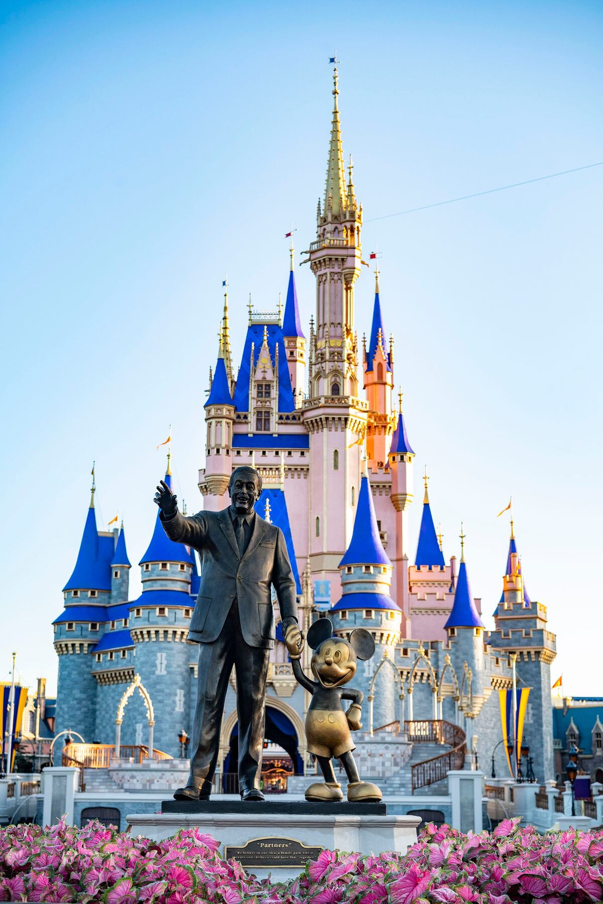 Uno de los espacios favoritos para fotografiar. La estatua de bronce de Walt Disney y Mickey ubicada frente al Castillo de Cenicienta en Magic Kingdom. (Gentileza: Walt Disney World)