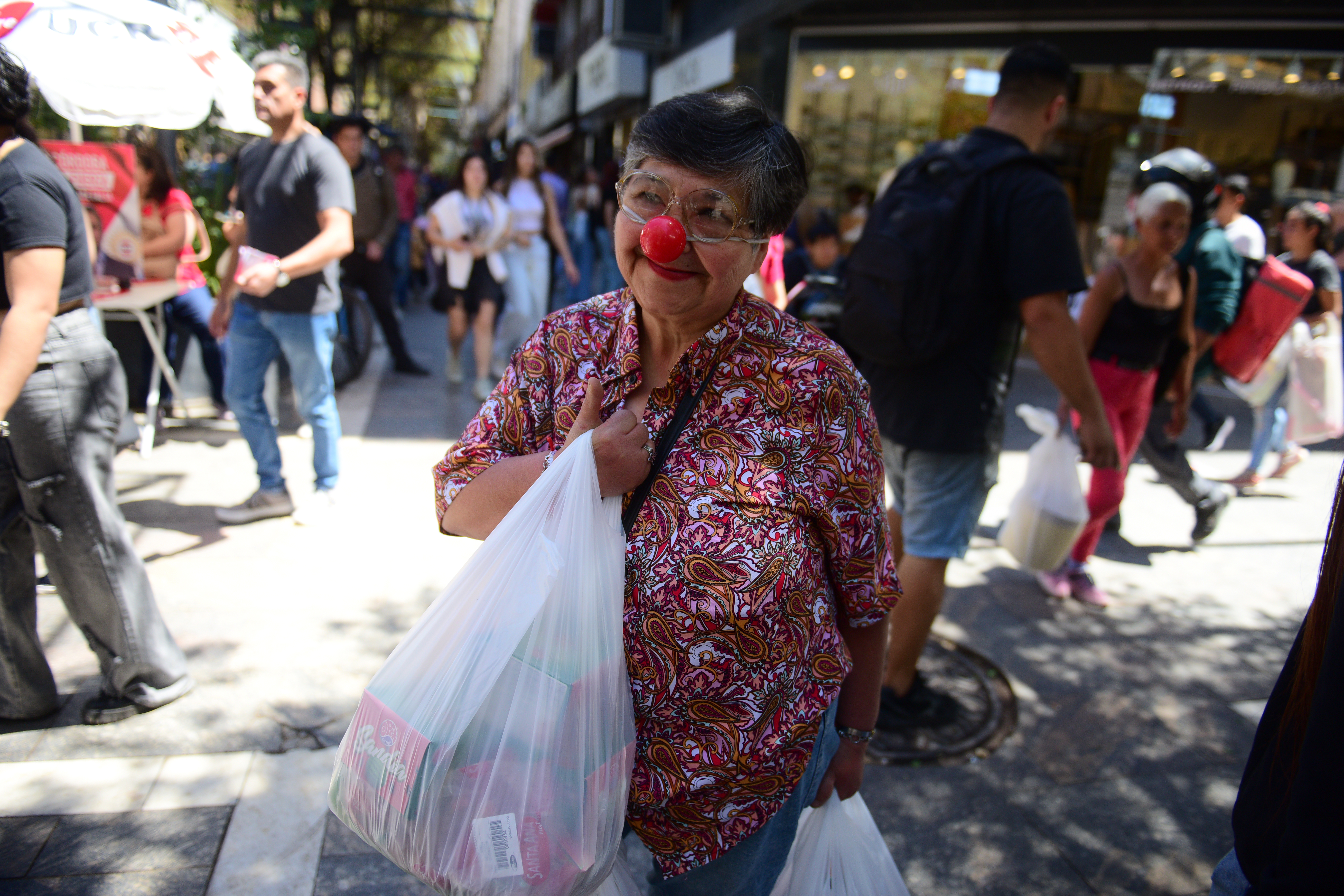 Mucha gente en la peatonal del centro en la previa del día de la madre. (José Gabriel Hernández / La Voz)