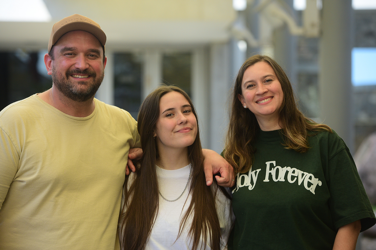 Adopción de adolescentes. Melisa Maldonado (mamá) y Nicolás Dalmasso, adoptaron a Gabriela (18) cuando tenía 14 años. (José Gabriel Hernández/La Voz)