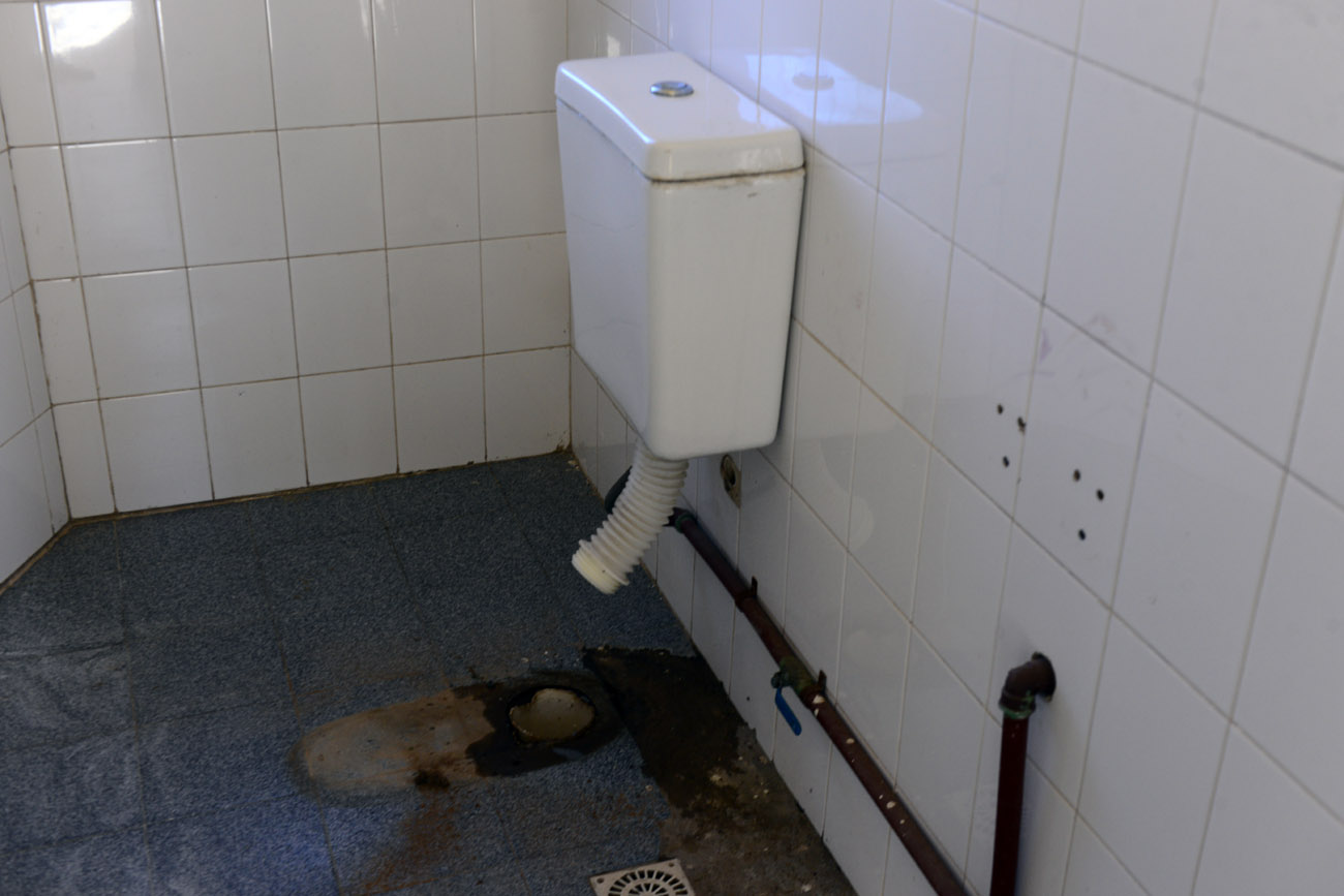 En el robo que el comedor de Bajada San José sufrió a fines de septiembre, los ladrones robaron los sanitarios y desmantelaron el baño de niños. (José Gabriel Hernández / La Voz)
