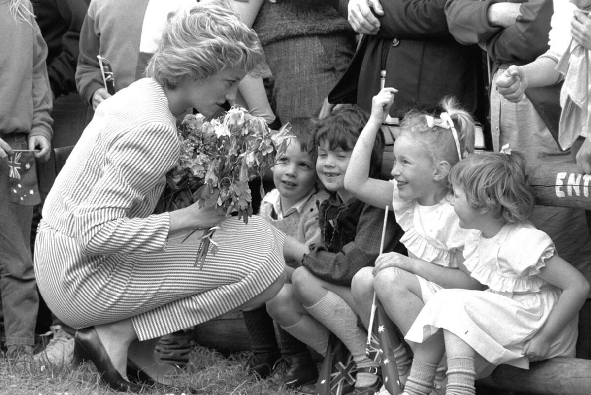 Febrero de 1985. Diana habla con niños durante una visita a Macedon, Australia. La princesa se convirtió en una revolucionaria en la Casa de Windsor, modernizando la
monarquía como una institución más personal y cambiando la forma en la que la familia real se relacionaba con la gente. (AP)