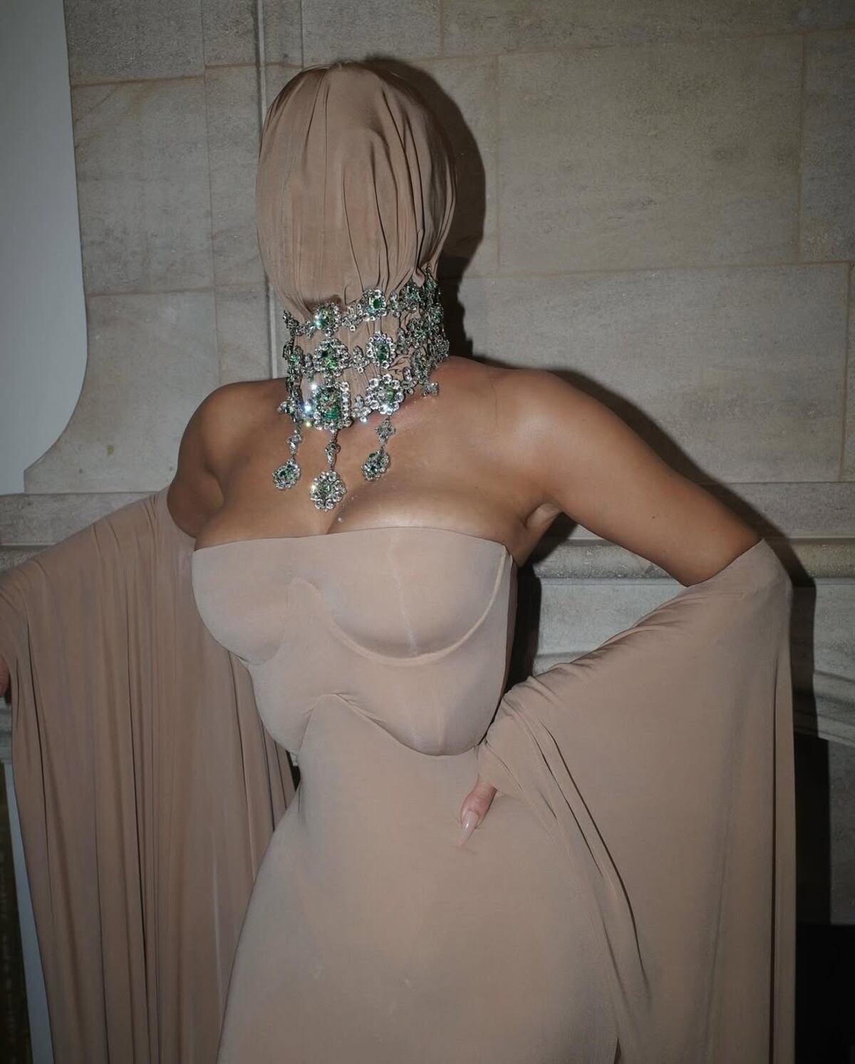 Kim Kardashian desafía la moda con un look nude integral y mascarilla: el impacto viral que revivió la polémica de 2021