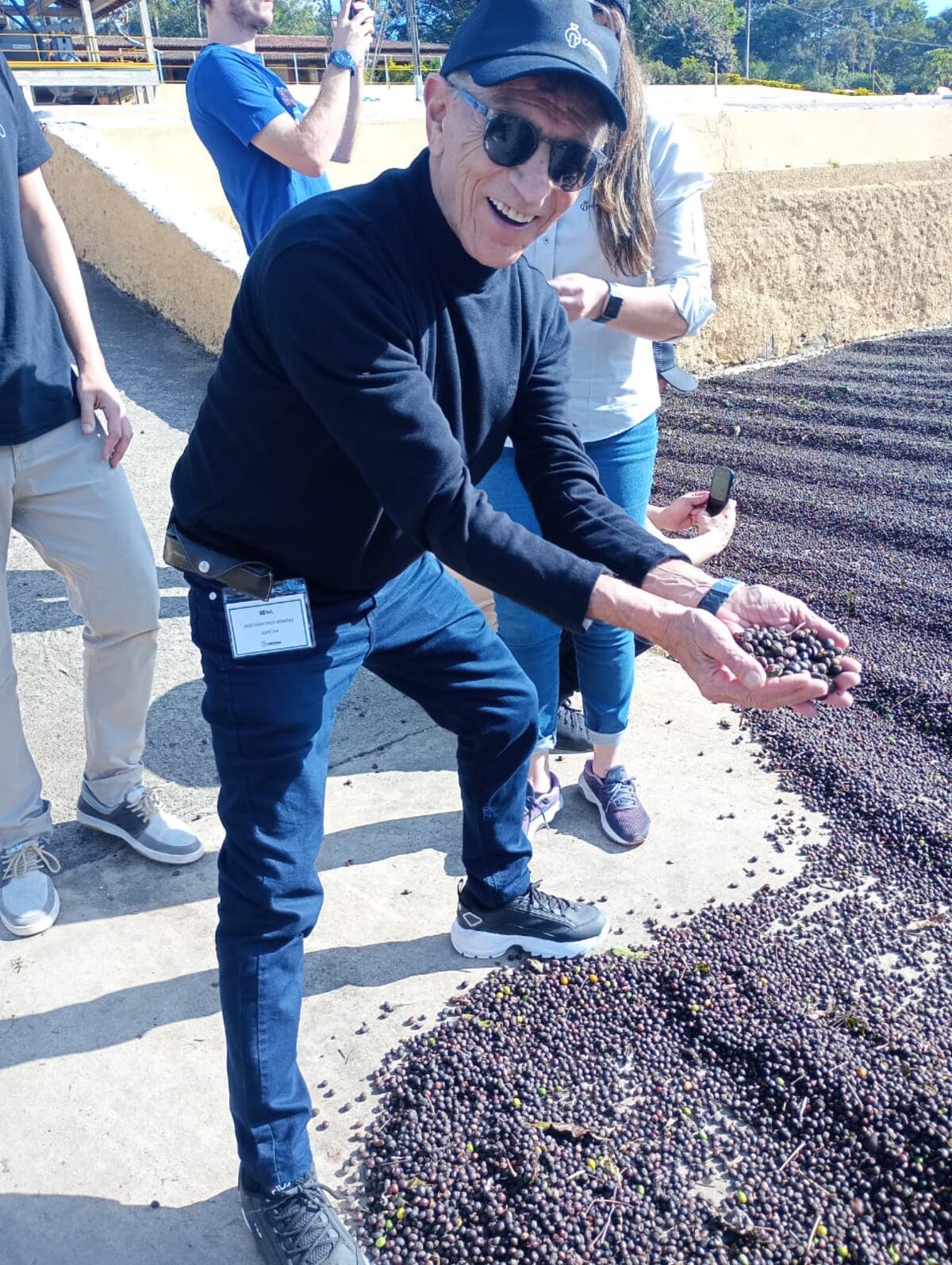 Francisco recorriendo un cafetal en Brasil.