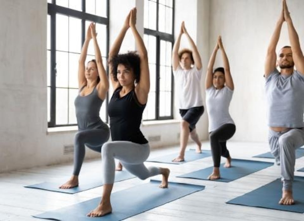 Postura de yoga simple y efectiva para aliviar el estrés y la tensión lumbar