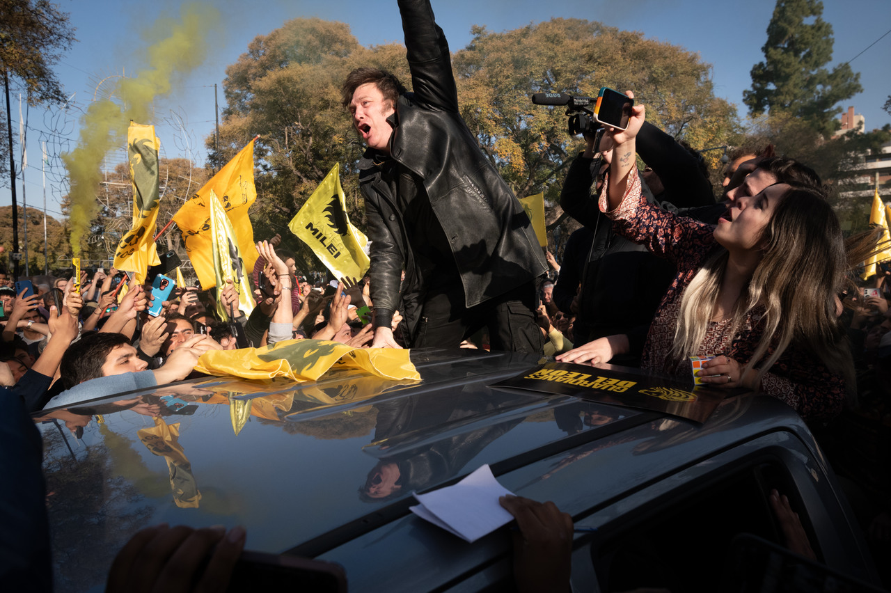Curiosa visita de Javier Milei a 8 dias de las elecciones PASO, agitó y abrazó a los militantes, pero no hizo ninguna declaración
Foto: Ignacio Blanco / Los Andes