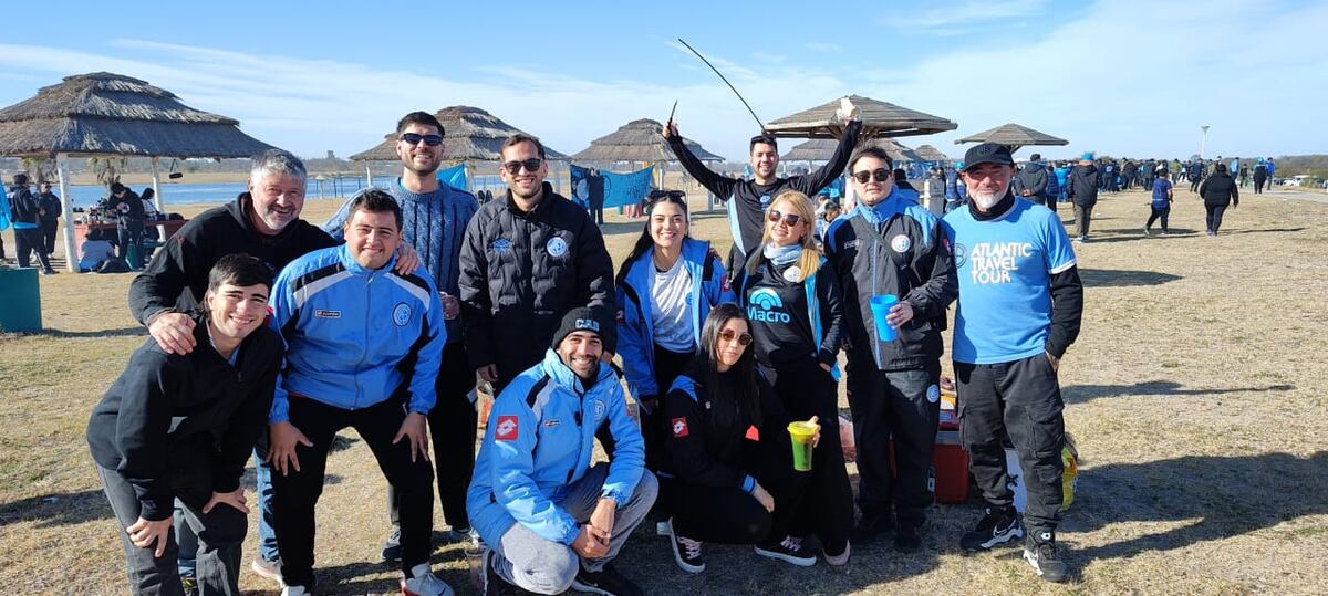 Los hinchas de Belgrano llegan de a miles a Villa Mercedes, para el partido por Copa Argentina. Se concentran en el Parque La Laguna, cerca del estadio La Pedrera. (La Voz)