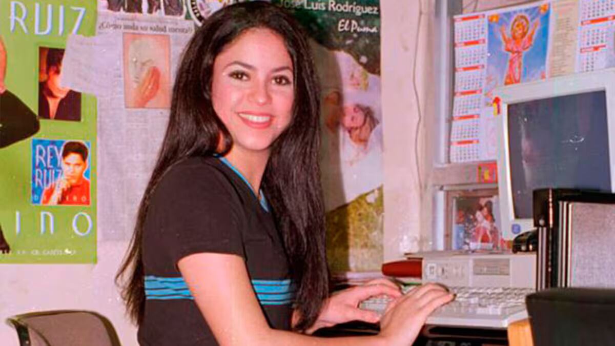 Shakira sentada en una computadora de escritorio. (Foto: web)
