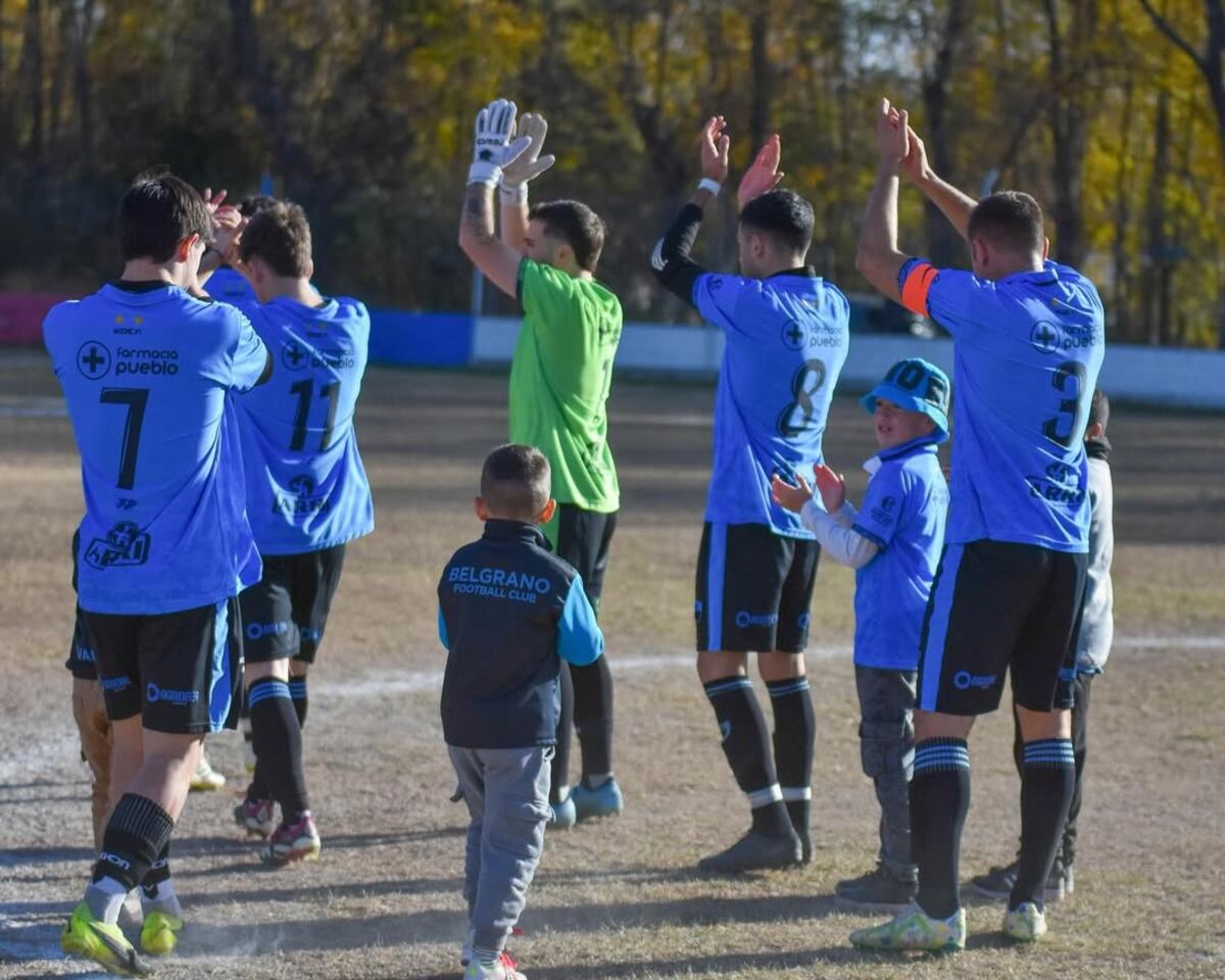 Belgrano de Berrotarán y su equipo para el clásico ante Talleres. (Prensa Belgrano de Berrotarán).