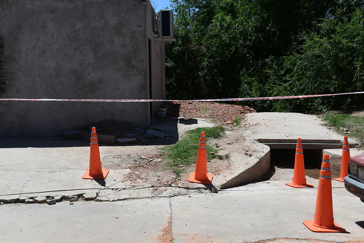 A metros de donde se hallaron las bolsas con restos humanos hay un canal donde los vecinos arrojan basura. (Ramiro Pereyra / La Voz)