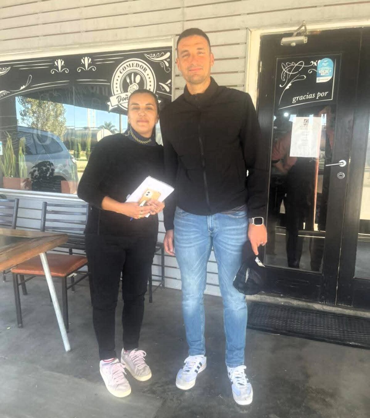 Scaloni, con personal del comedor de Tío Pujio. (Gentileza)