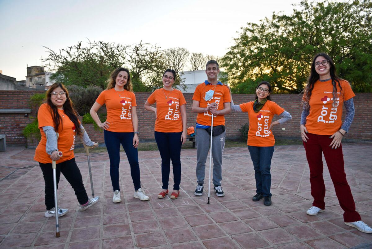 Ana Argento y el grupo de voluntarios de Por Igualdad Más. Campaña Los No Candidatos. (Facundo Luque)