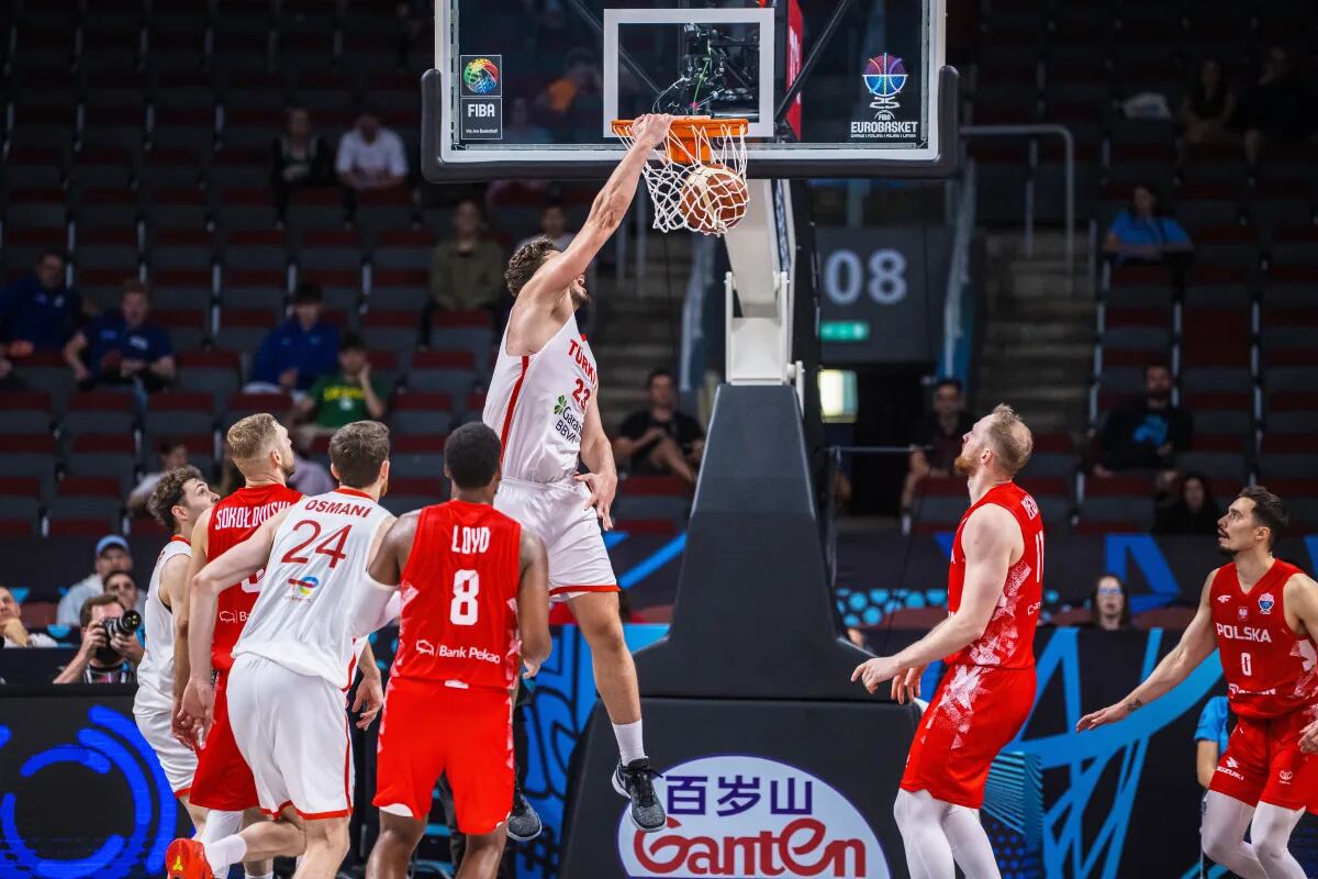 Alperen Sengun encabeza a Turquía que se clasificó a las semifinales del Eurobasket y se medirá con Grecia. (Fiba)