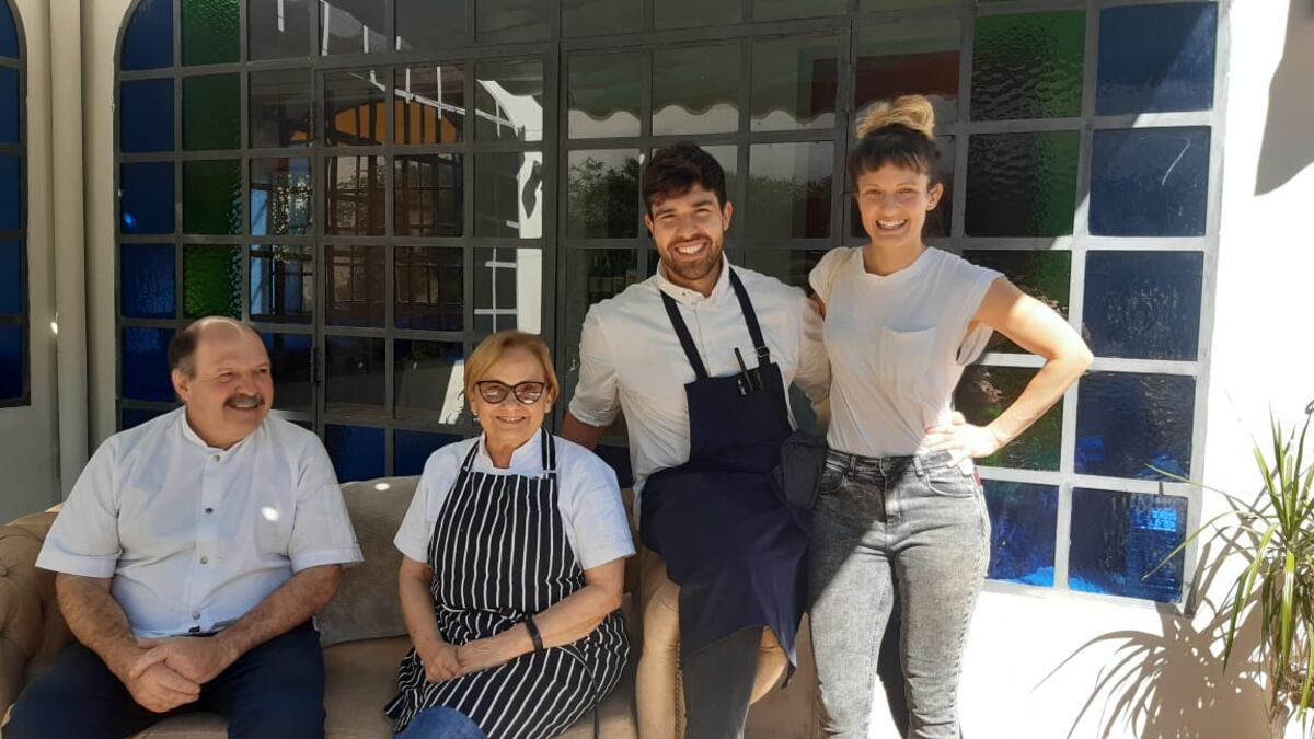 Dolli Irigoyen y la familia Zuzulich, en el restaurante Herencia.