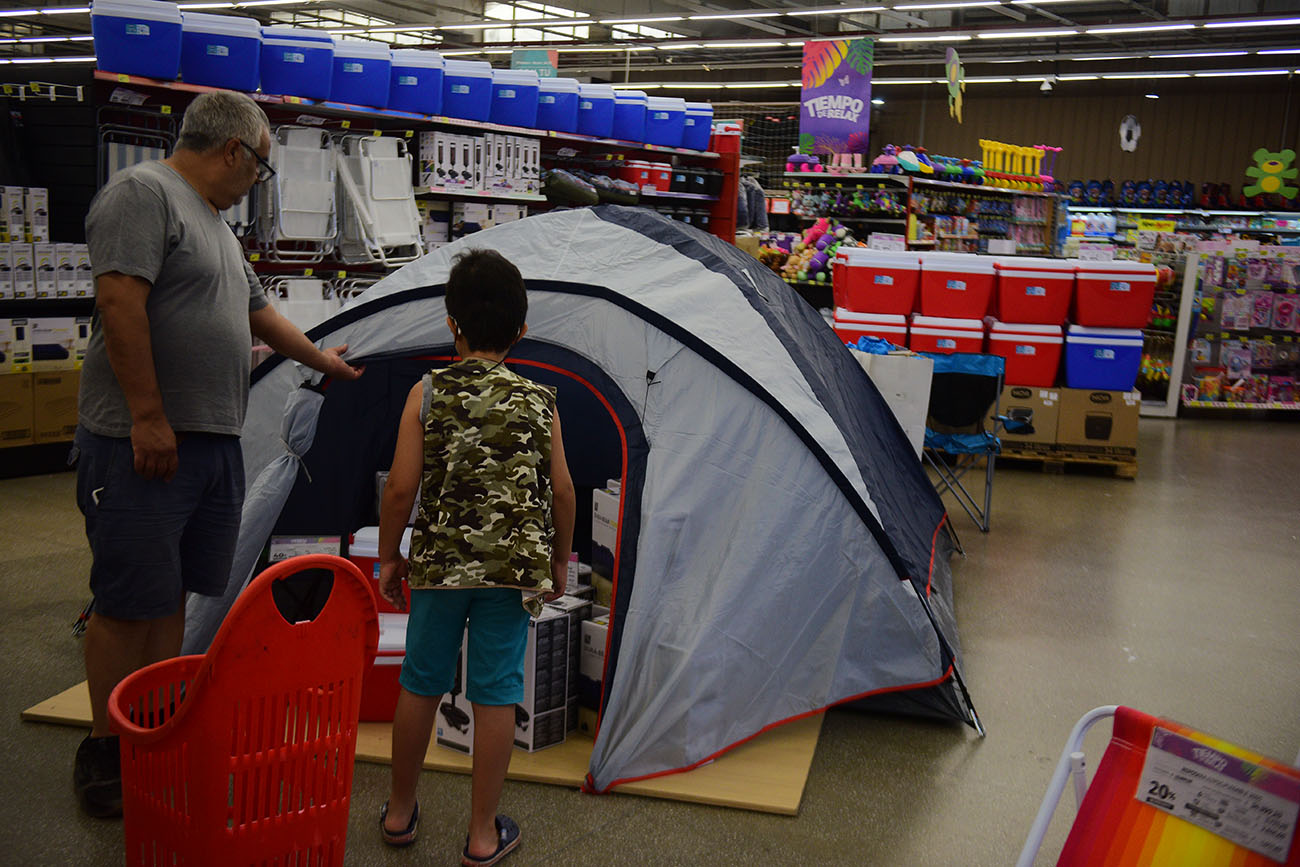 Venta de piletas y articulos de camping en el Hiper Libertad. (José Gabriel Hernandez / La Voz)
