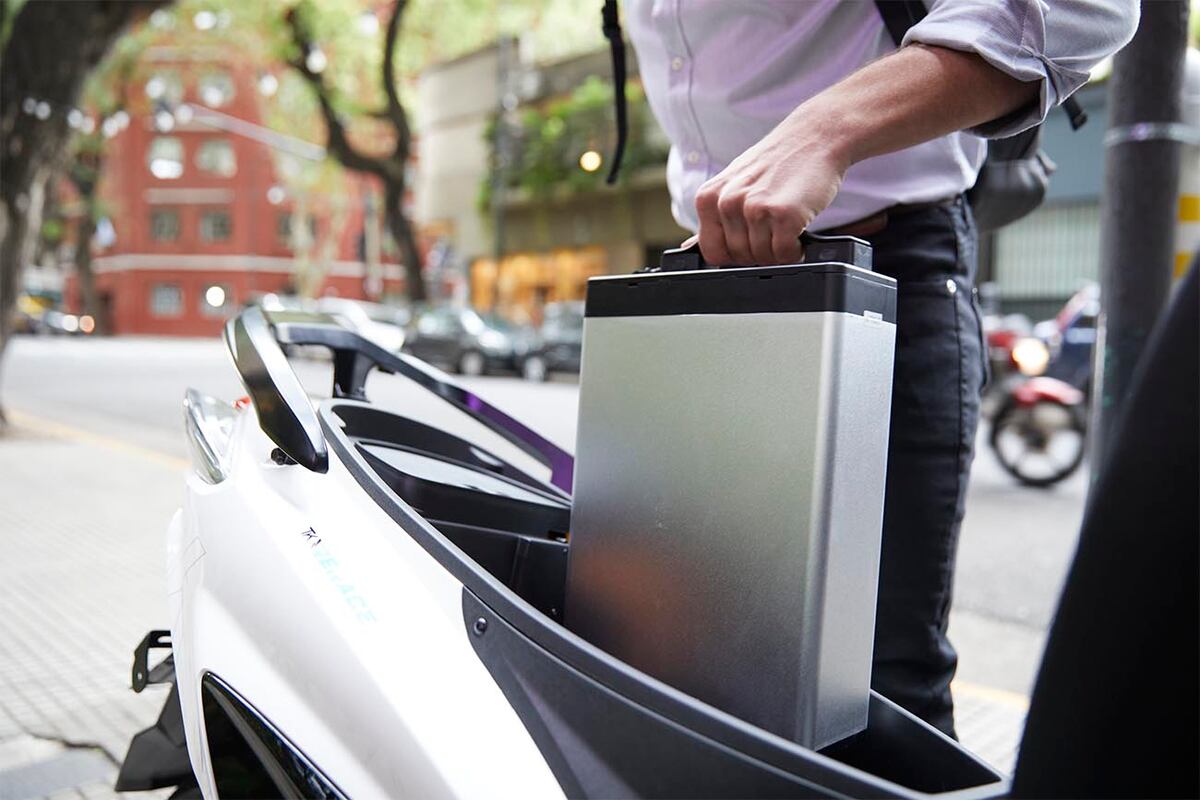 Ambos scooters ofrecen baterías alternativas como opcional, con la cual pueden duplicar su autonomía.