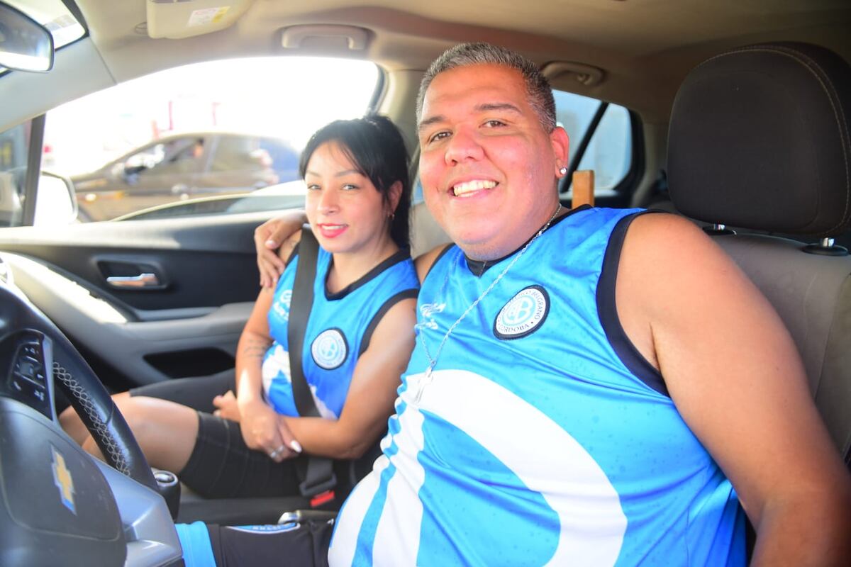 Hinchas de Belgrano copando la ruta para ir a Rafaela y asistir al partido con Real Pilar por los 32avos de final de la Copa Argentina. (José Gabriel Hernández / La Voz)