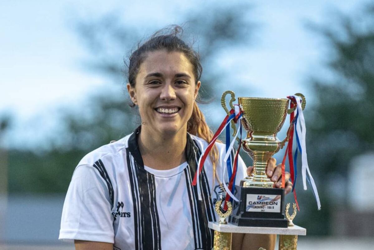 Daiana Mori, con el trofeo de la Primera B de la LCF con Defensores (Gentileza)