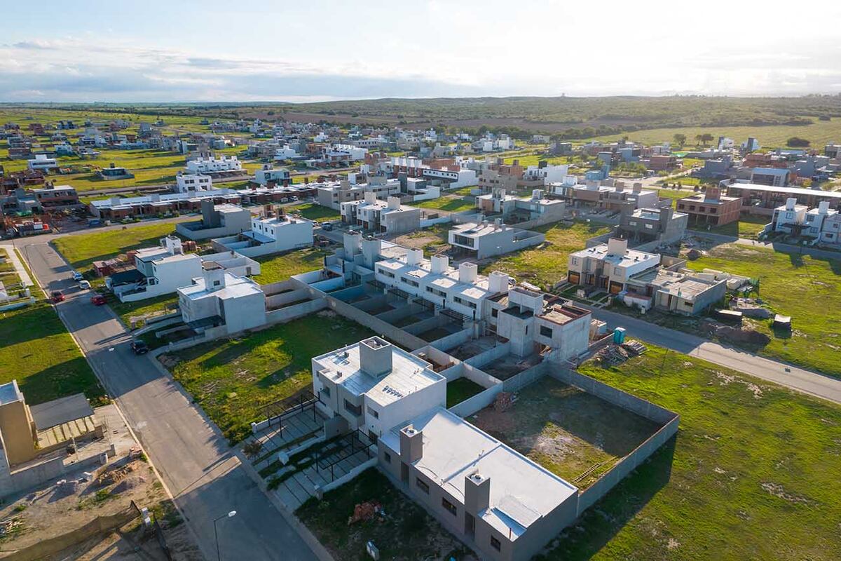 Proaco presentó recientemente “Docta 2026”, plan para que la urbanización sea una “ciudad de 15 minutos” con 10.000 habitantes. El desarrollo para los próximos cuatro años incluye la inauguración del colegio J.F. Nash, el centro comercial 11:11, el complejo deportivo Docta y una reserva natural con senderos sustentables.