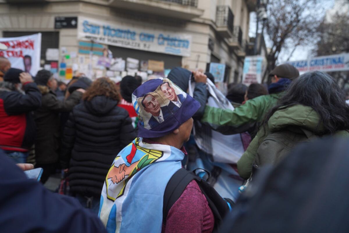 Marcha por Cristina Fernández de Kirchner a plaza de Mayo
Militantes concentran en la esquina del departamento donde la ex presidente cumple arresto domiciliario
Foto Guillermo Rodriguez Adami