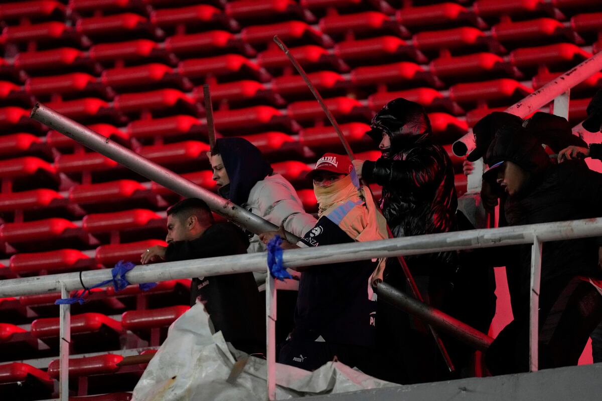 Avellaneda. Gravísimos incidentes en el partido entre Independiente y la Universidad de Chile. (AP)