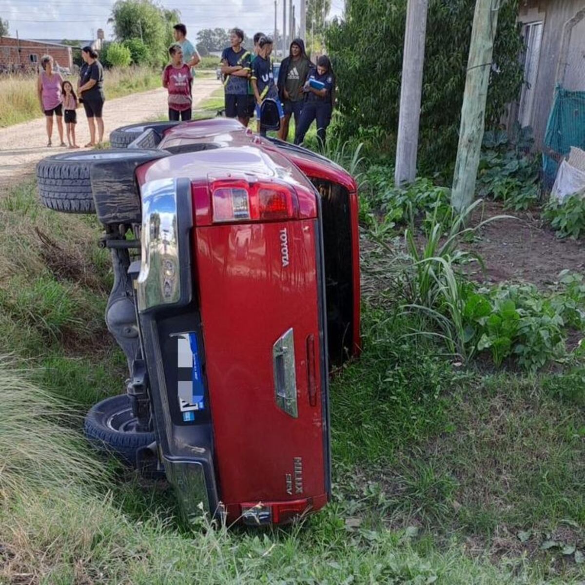 El hombre estaba alcoholizado y le cedió el manejo de la camioneta a su hijo de 11 años, volcaron en una zanja.