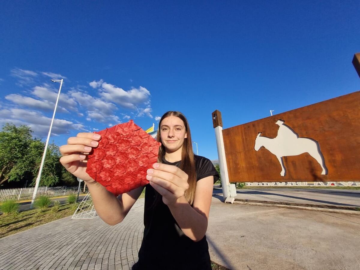 Angeline con un Origami en sus manos. Arte en papel. (La Voz)