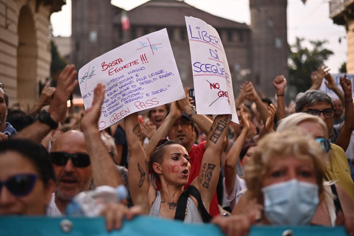 Marcha en Italia contra las nuevas restricciones. (AP)