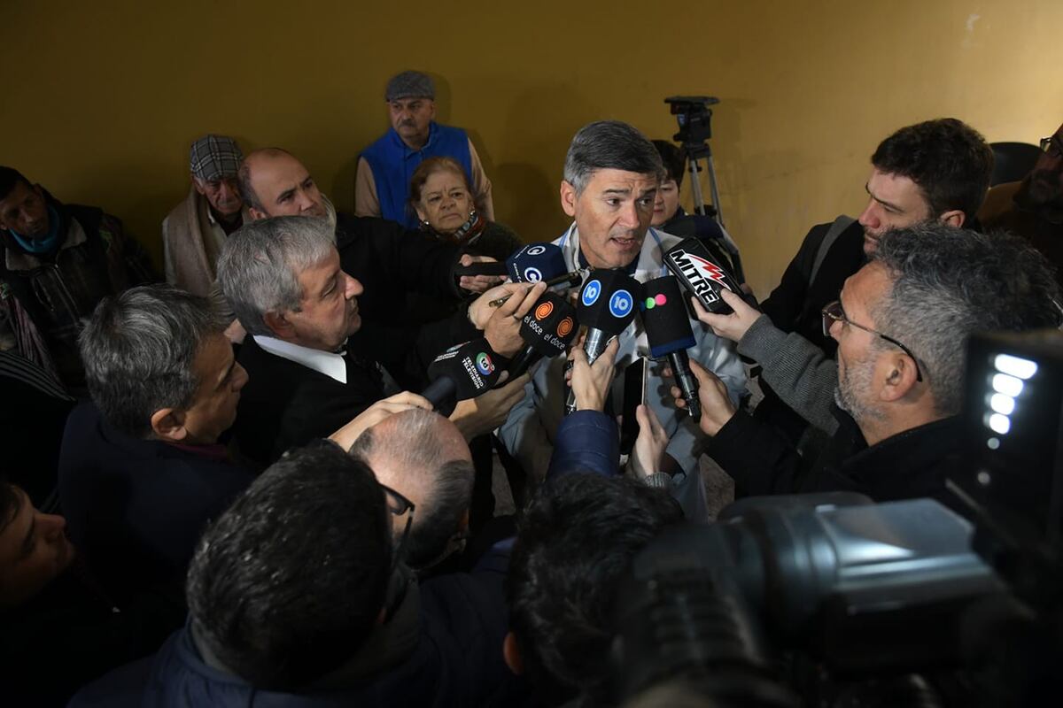 El Intendente electo Daniel Passerini llega a su consultorio médico en Barrio Muller. Foto Ramiro Pereyra