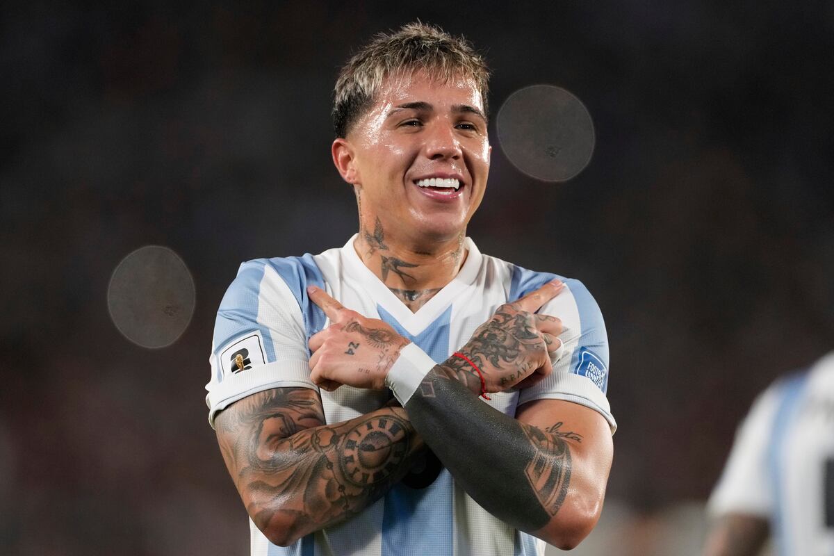 Enzo Fernández, de la selección de Argentina, celebra luego de marcar ante Brasil en la eliminatoria mundialista, el martes 25 de marzo de 2025 (AP Foto/Gustavo Garello)