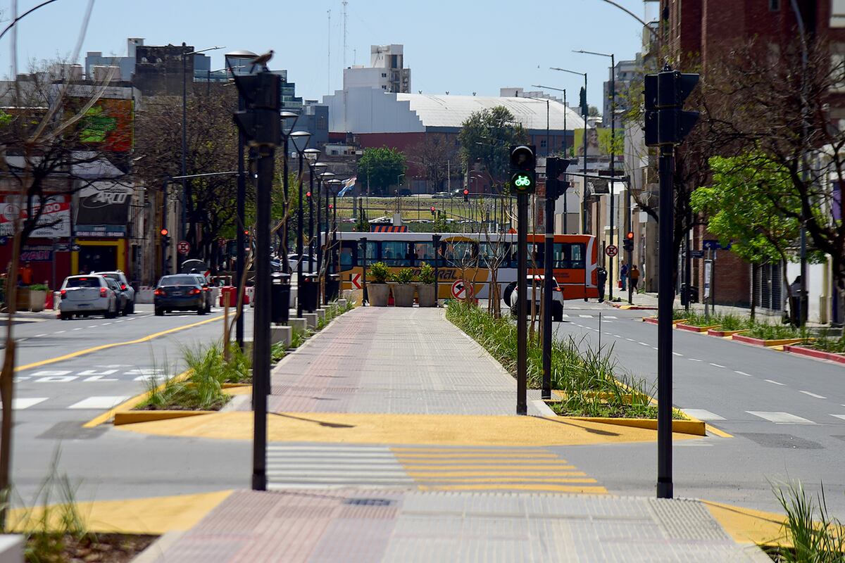 Habilitan nuevo tramo de la bulevarización en avenida Maipú, entre Olmos y Sarmiento. (Pedro Castillo / La Voz)