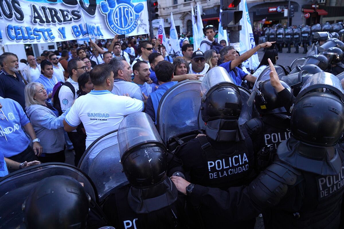 Marcha de la CGT , gremios y organizaciones sociales por el día del trabajo. (Gentileza Clarín)