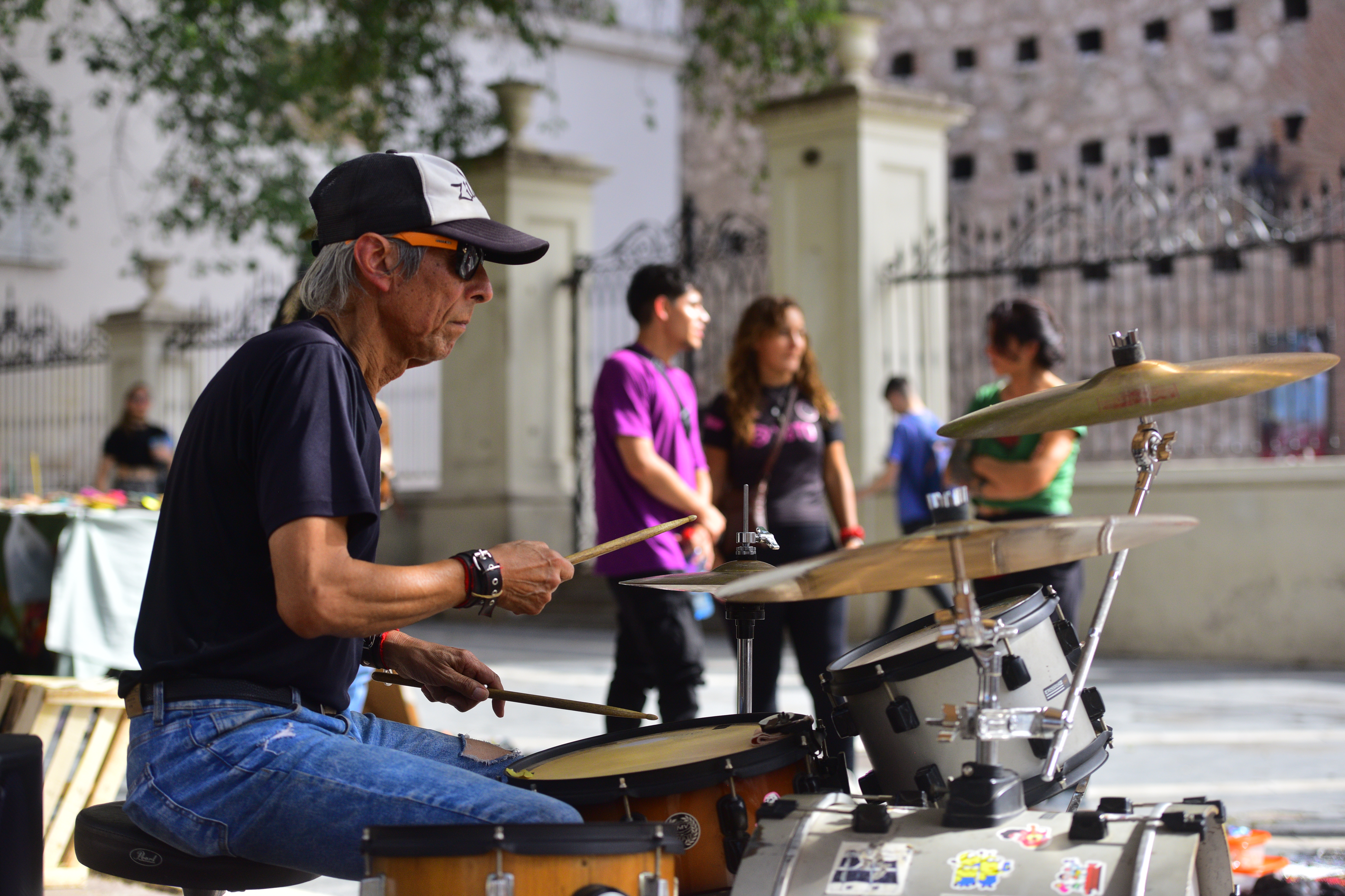 Se llama Ernesto Rodríguez, tiene 70 años y desde muy pequeño toca la batería. Lo hace en el centro de Córdoba y en barrio Güemes. (José Gabriel Hernández/La Voz)