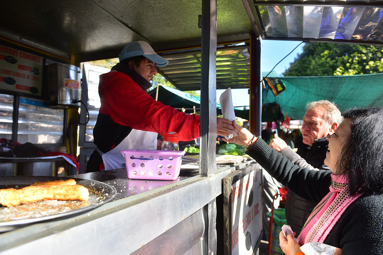 Historias Urbanas. Unos de los churreros más famosos de Córdoba. "El Pájaro" se llama el carro que brilla en la feria de barrio Los Naranjos. Axel Haro, de la cuarta generación en el negocio, cuenta y muestra cómo es el arte hacer churros. (José Gabriel Hernández / La Voz)