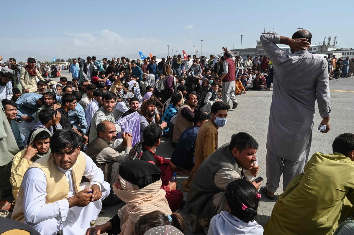 Una multitud en el aeropuerto de Kabul buscando escapar de Afganistán