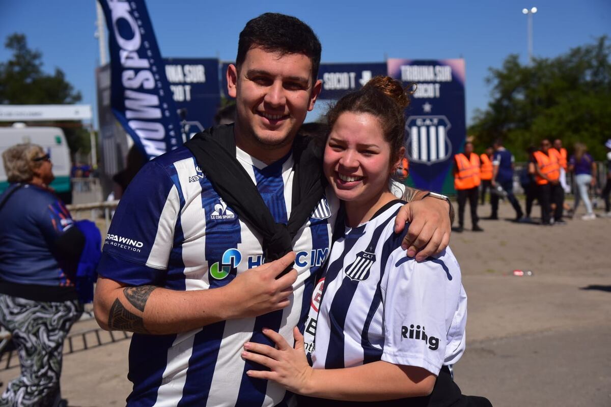 La previa de los hinchas de Talleres en el clásico ante Belgrano. (Ramiro Pereyra / La Voz).