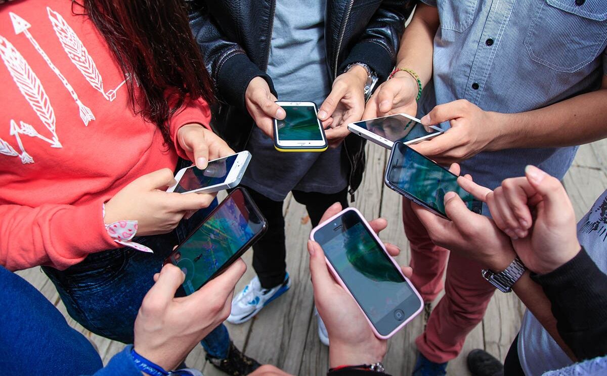 Los adolescentes usan cada vez más las billeteras virtuales para sus gastos cotidianos. (AP)