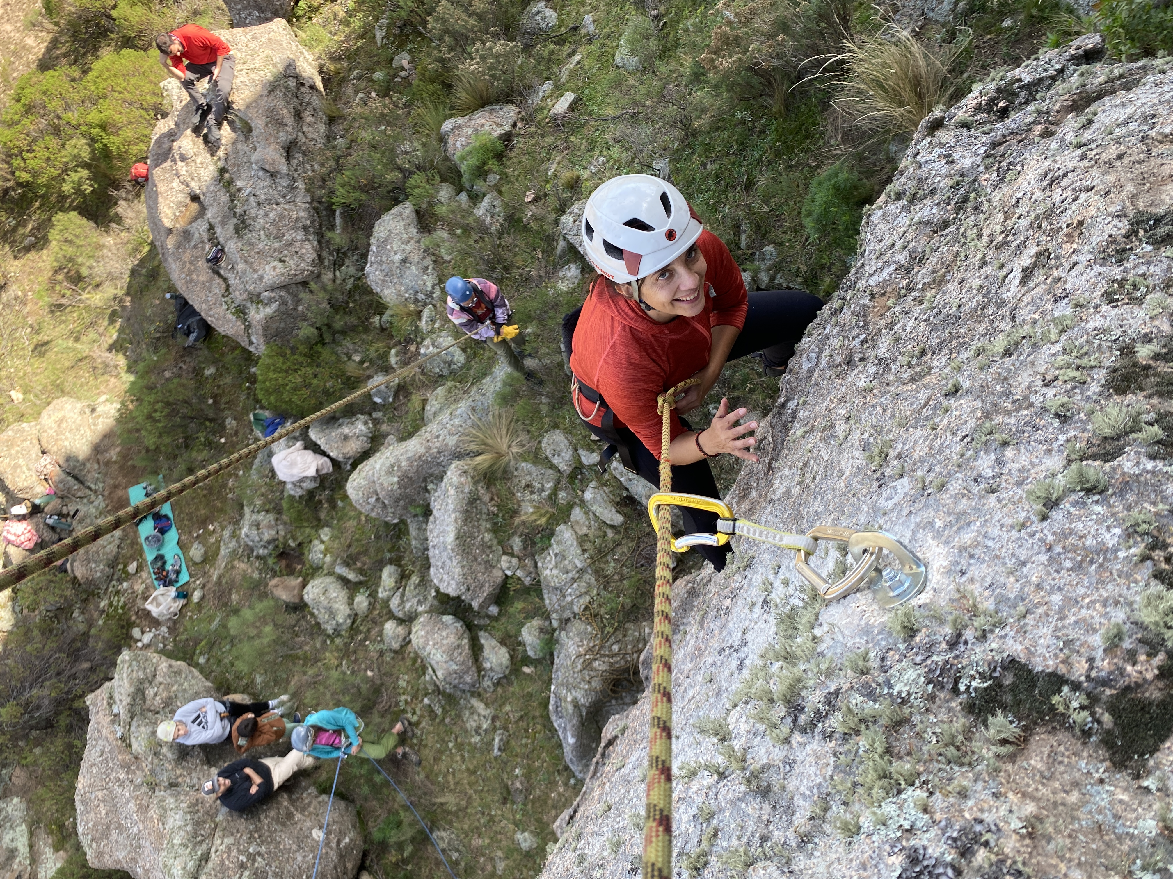 Un "combo" de yoga y escalada en grupo en las Sierras Grandes (Gentileza