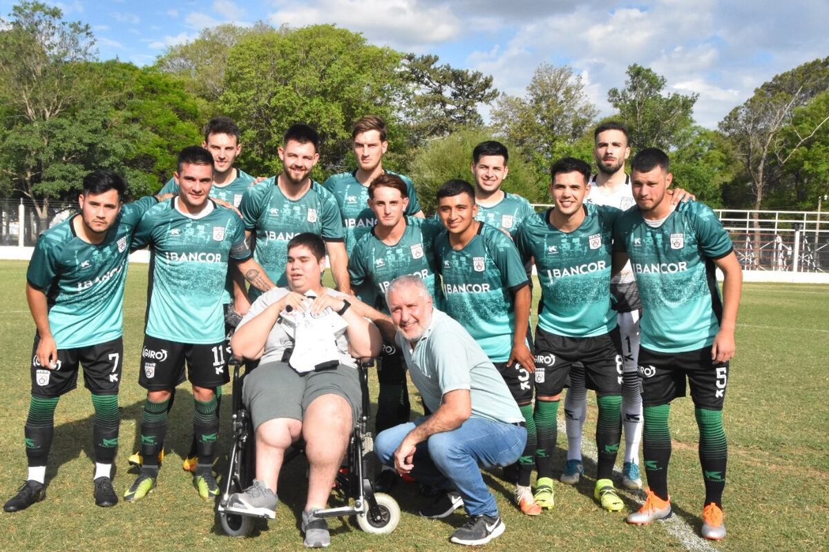 Tiro Federal de Morteros y su homenaje al fanático número 1 del club. (Facebook Tiro de Morteros).