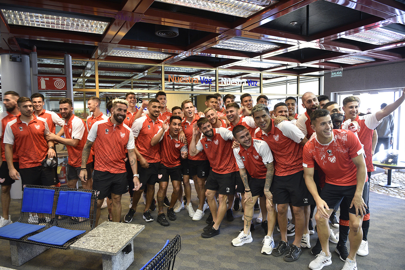 Brindis del plantel de Instituto en la Sede de La Voz por el ascenso ( Ramiro Pereyra / La Voz)