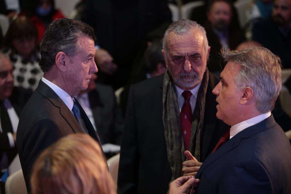 Natalio Grinman, presidente de la Cámara Argentina de Comercio y Servicios; José Viale, titular de la Cámara de Comercio de Córdoba y el intendente Martín Llaryora en el seminario organizado por las entidades.