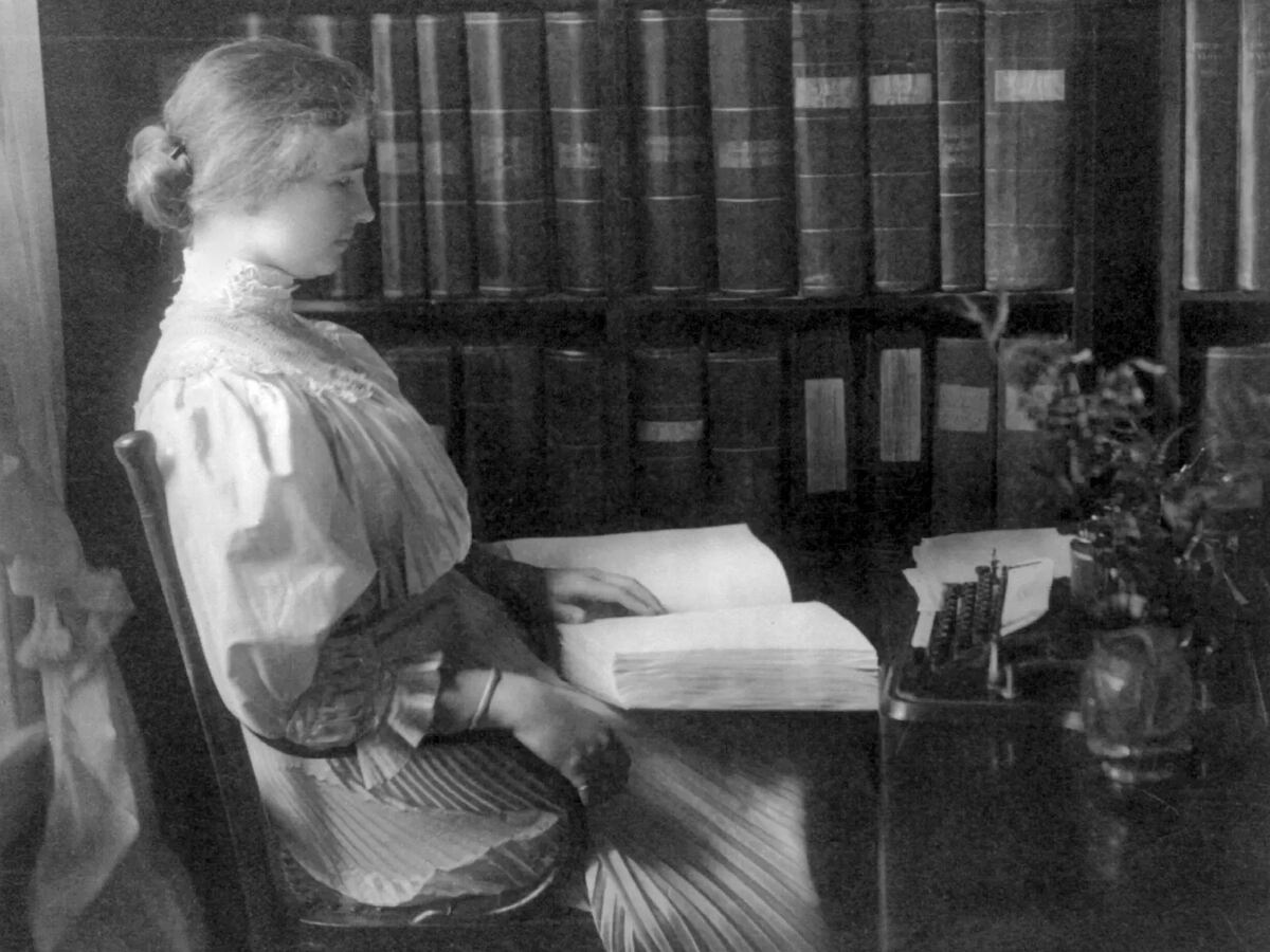 Helen Keller, leyendo un libro en braille a los diecinueve años. (Web / Cordon Press)