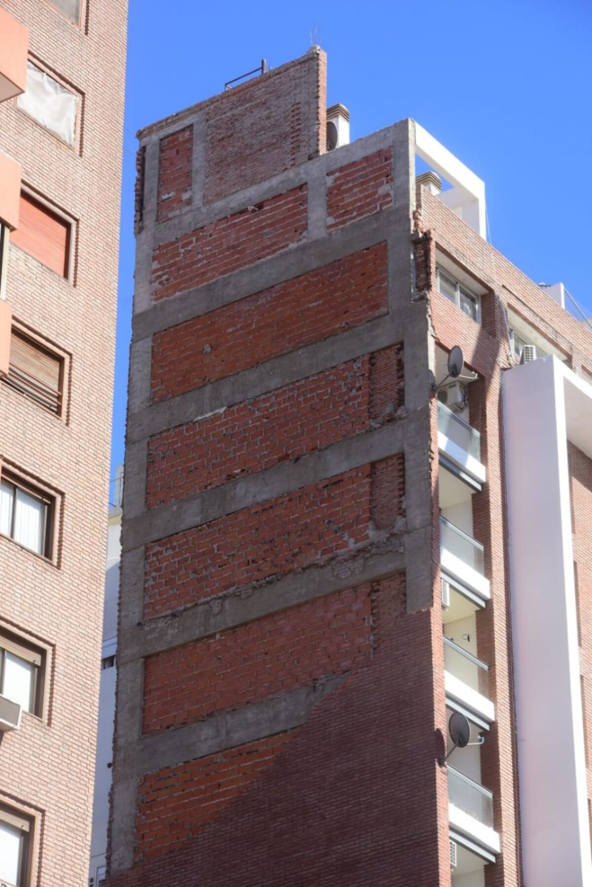 Derrumbe en el bv san juan se cayó una parte de la mampostería mientras realizaban las tareas de demolición. José Hernández /La Voz
