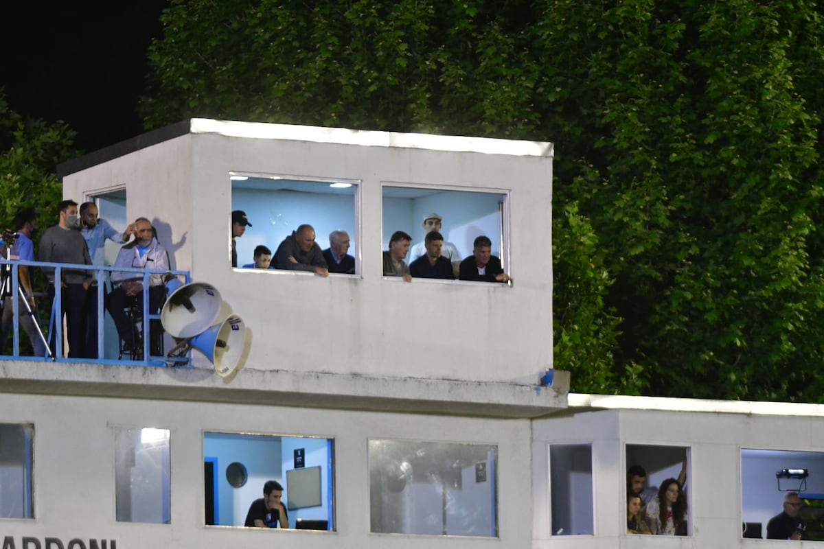 Luis Fabián Artime, presidente de Belgrano, siguiendo el partido de su club ante Temperley en uno de los palcos del estadio en Buenos Aires. (Federico López Claro)