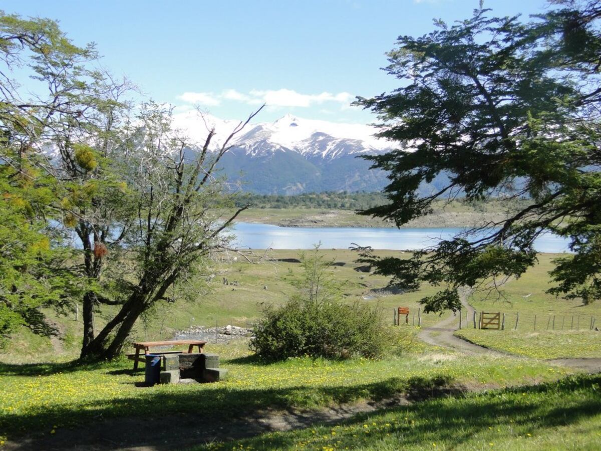 El camping cuenta con distintas bajadas al lago.