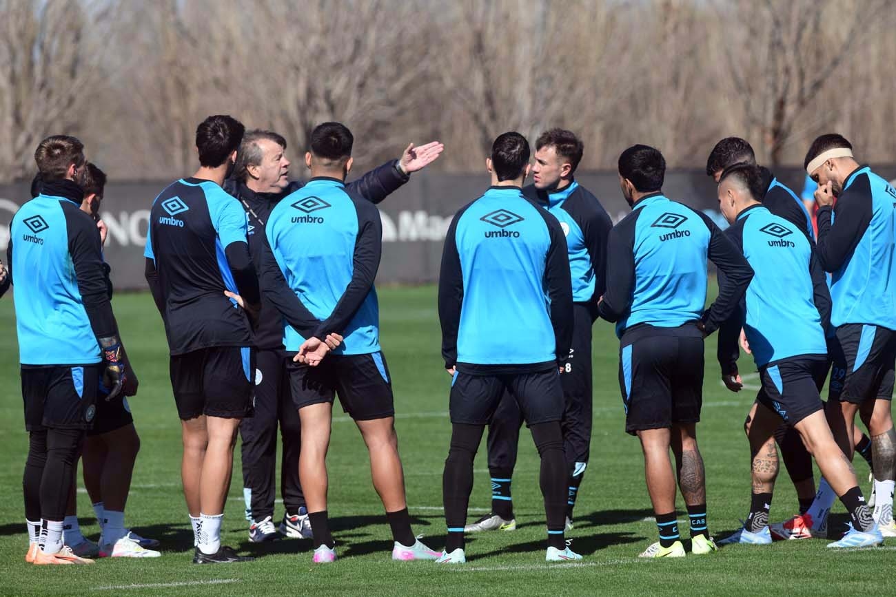 El Ruso habla con los titulares antes del inicio del trabajo táctico (Ramiro Pereyra/ La Voz).