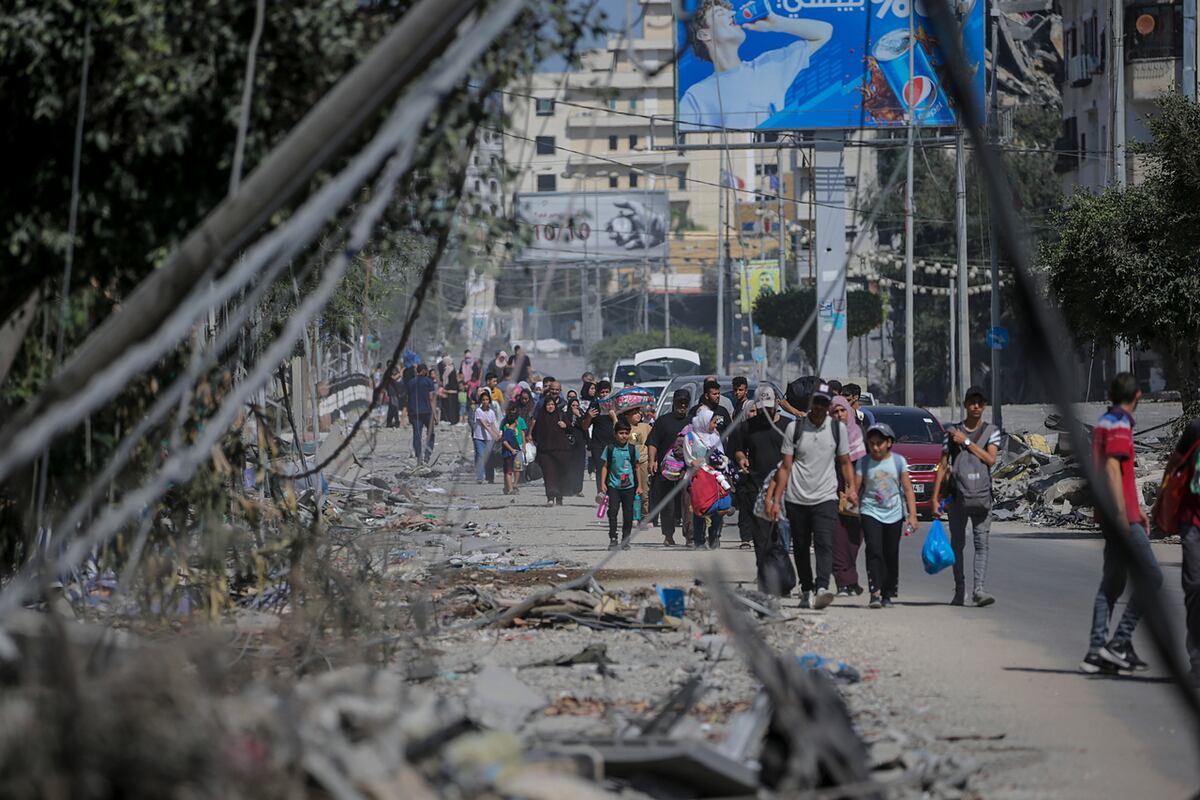 Residentes de Gaza en plena evacuación.